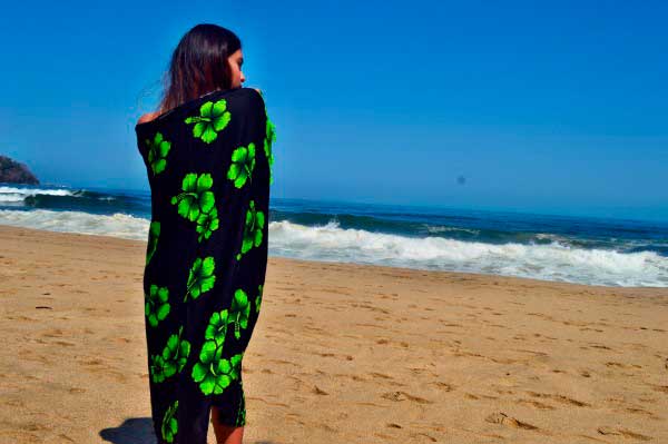 Pareo Hibiscus Print Negro con Verde